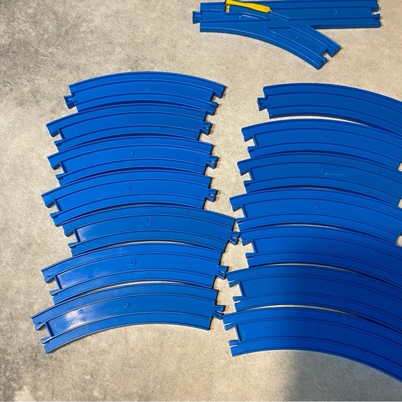 TOMY Thomas the Train Blue Train Tracks 14 Curved & 1 Switch Track Junction - Picture 10 of 11